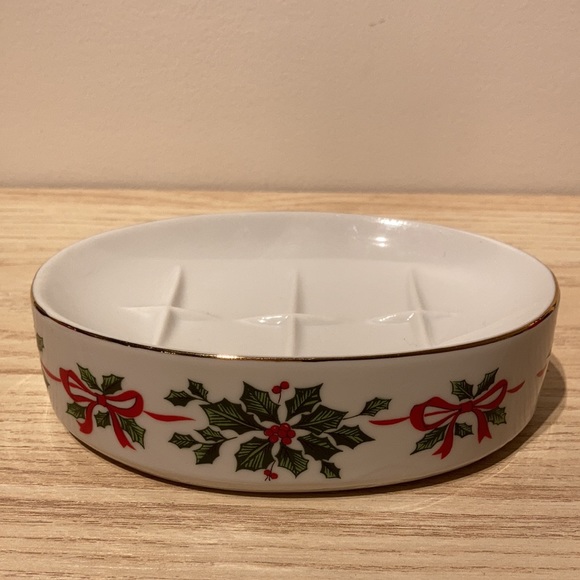 Holiday soap dish with holly and berries - Picture 6 of 13